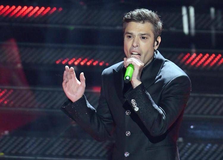 Sanremo 2025, Fedez canta 'Battito': occhi neri, mani sudate e tanta emozione