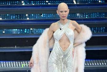 Bianca Balti, cicatrici in vista sul palco di Sanremo 2025