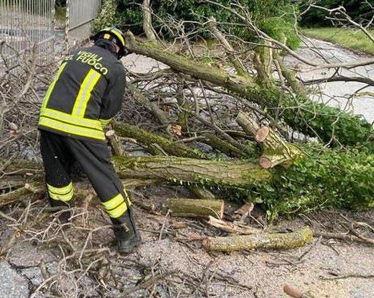 Maltempo in Toscana, naufragio a Orbetello: barche rovesciate in porto Talamone