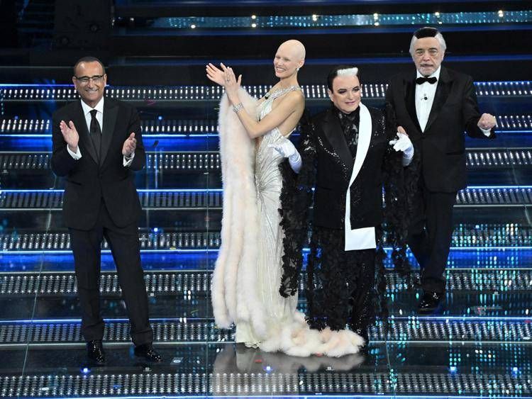 Carlo Conti e i co-conduttori della seconda serata di Sanremo 2025 - Fotogramma /Ipa