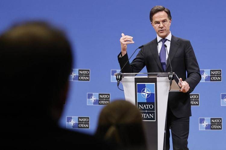 Nato, Rutte avverte: "Adottare mentalità da tempo di guerra"