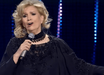 Sanremo 2025, diretta terza serata: Follesa bacia Le Bon, premio a Iva Zanicchi