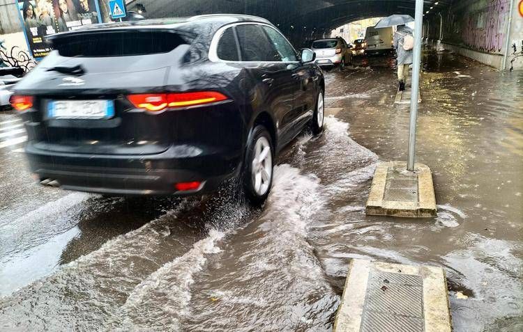 Maltempo, oggi allerta in otto regioni: pioggia e venti da Nord a Sud