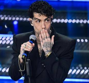 Tony Effe, finale a Sanremo 2025 con il rosario d'oro