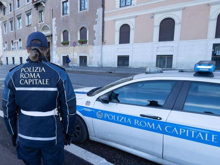 Polizia Roma Capitale (Fotogramma) 