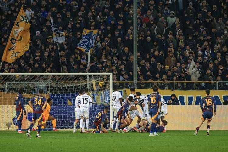 Il momento del gol della Roma al Parma - Fotogramma