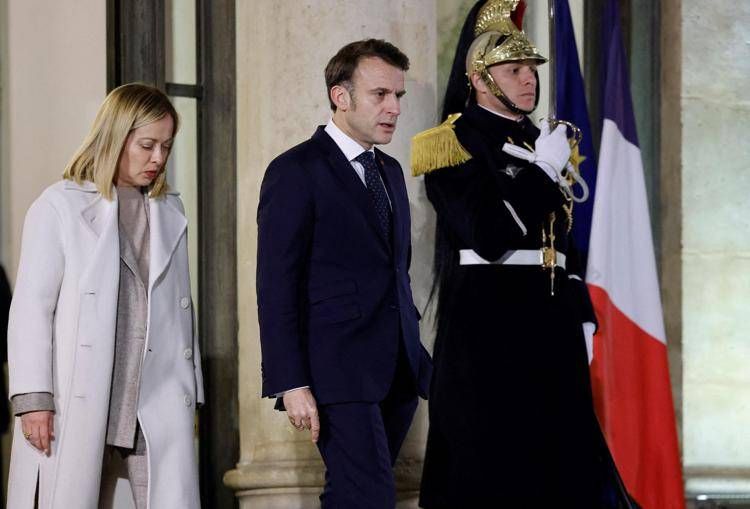 Giorgia Meloni con Macron al vertice di Parigi - Afp