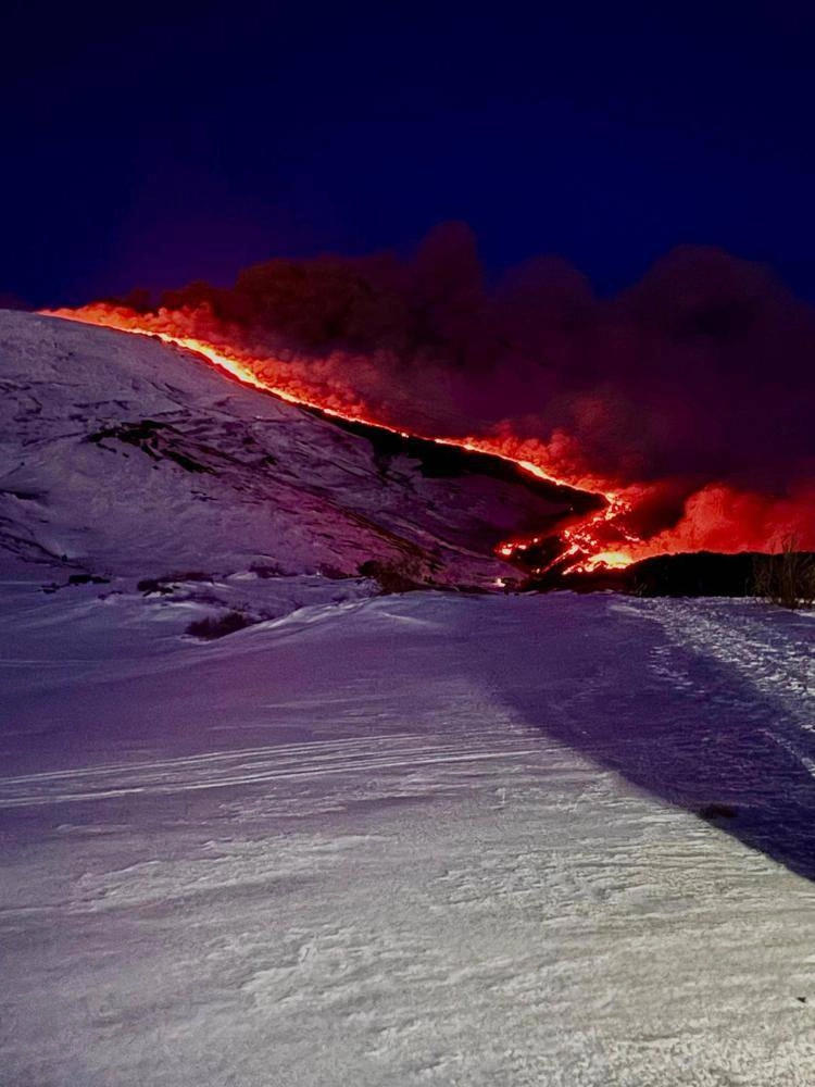 La colata lavica sull'Etna