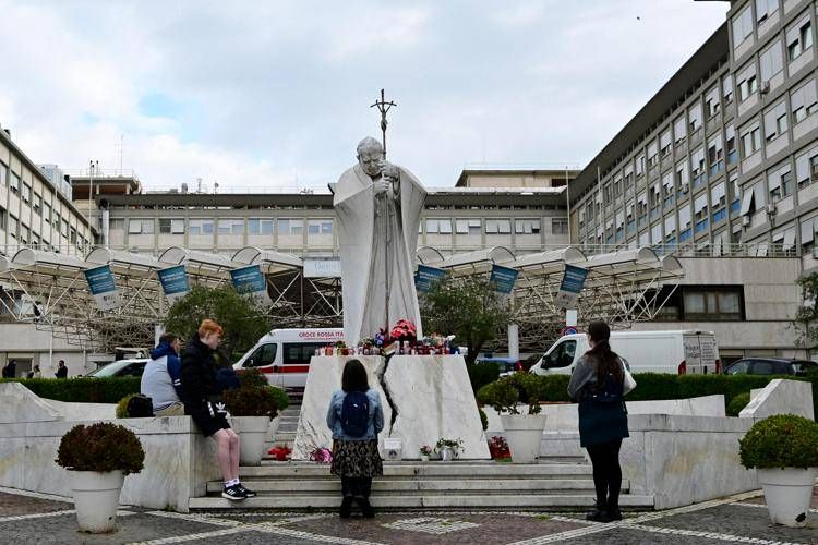 Fedeli in preghiera al Policlinico Gemelli (Afp)