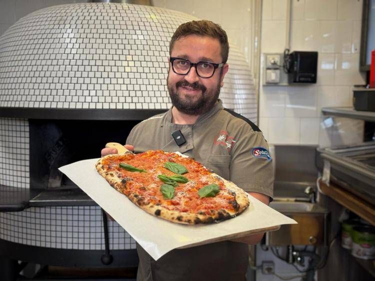 Vito Chiumiento nella sua pizzeria 'Mo Veng'