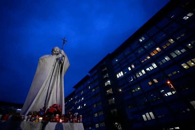 Papa, Vaticano: "In lieve miglioramento e senza febbre"