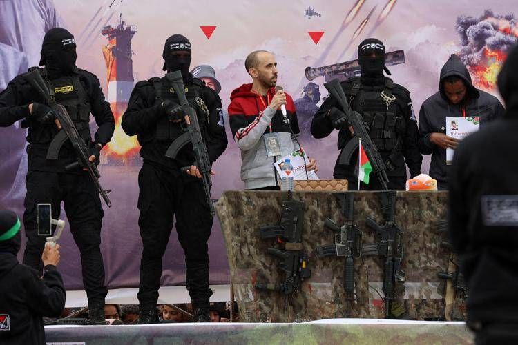 Tal Shoham e Abera Mengistu, chi sono i primi due ostaggi liberati da Hamas oggi