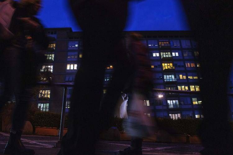 Le finestre illuminate del Policlinico Gemelli di Roma - Fotogramma