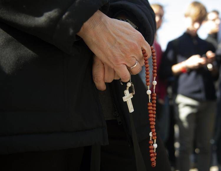 Papa, il cardinal Zuppi dà il via a maratona di preghiera nelle chiese italiane