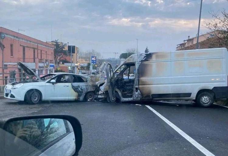 Roma, maxi rapina da Commercity: furgoni incendiati e chiodi sulla strada per fuggire