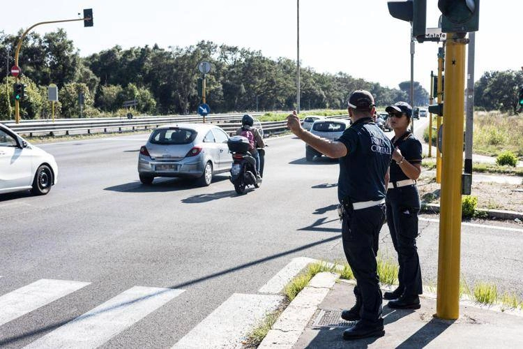 Vigili urbani su viale Cristoforo Colombo - (Fotogramma/Ipa)