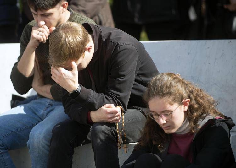 Ragazzi in preghiera a San Pietro