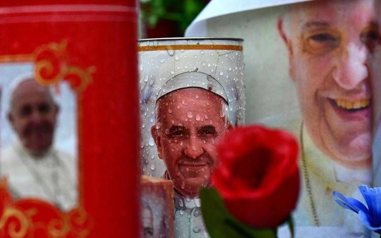 Candele e messaggi per Papa Francesco al Gemelli - Afp