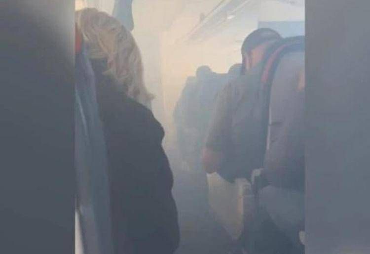 Paura a bordo di un volo Delta Air Lines: la cabina si riempie di fumo - Video