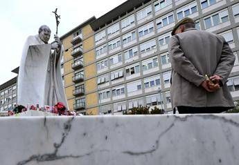 Papa, Vaticano: "Notte tranquilla, sta riposando"