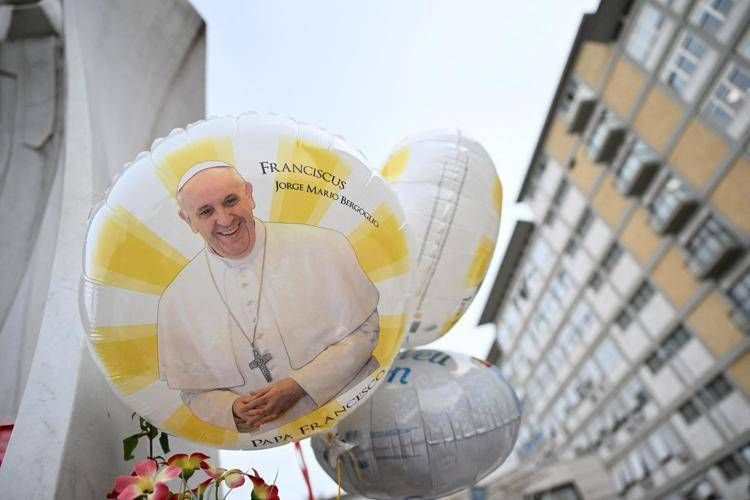 Palloncini per Papa Francesco al Gemelli - Afp