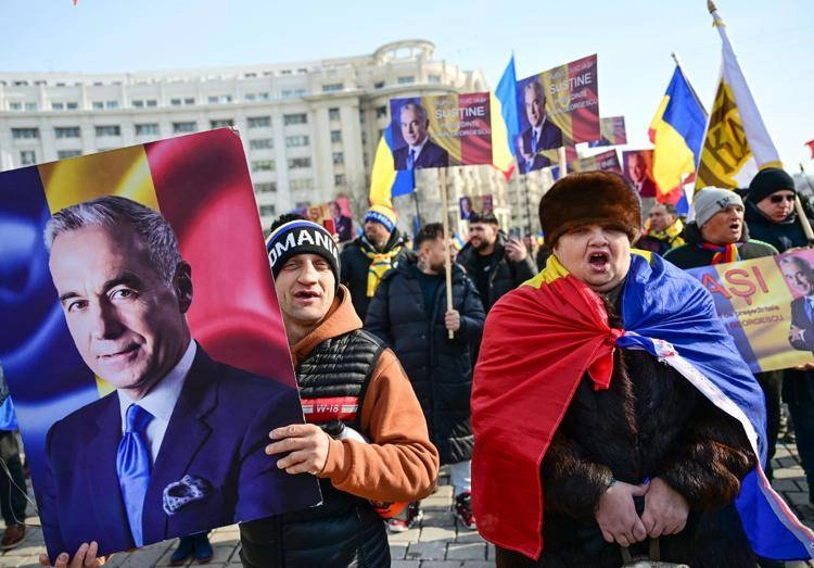 I supporters di Georgescu con il ritratto del candidato in mano - Afp