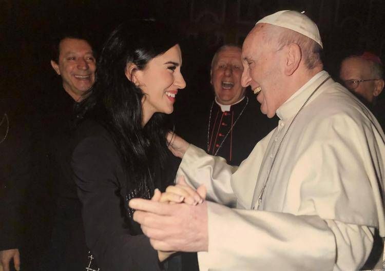 Daiana Guspero e Papa Bergoglio  in un 'abbraccio' tanghero