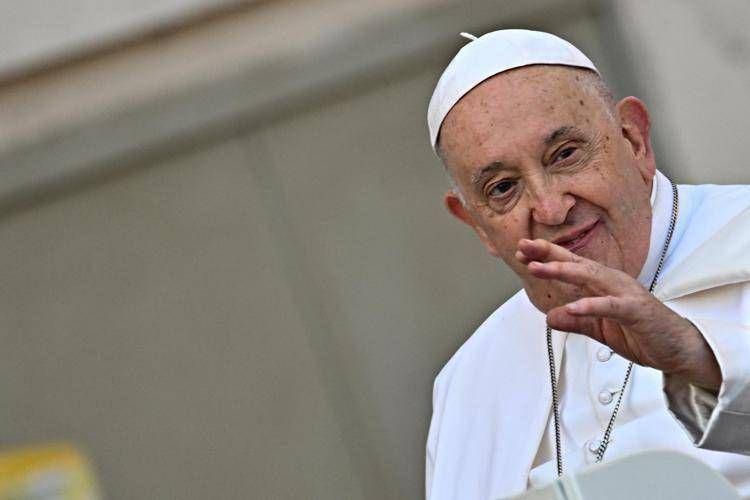 Papa, Vaticano: "Ulteriore miglioramento, rientrata insufficienza renale"