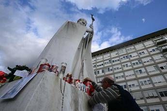 Papa Francesco, Vaticano: "Ha trascorso una notte tranquilla"