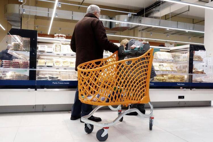 Un uomo in un supermercato - Ipa