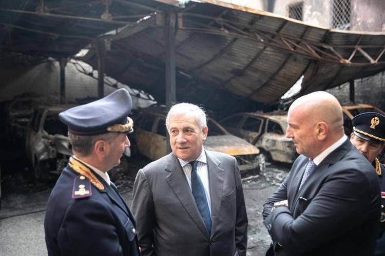 Tajani e Massucci in visita al commissariato di Albano dopo attentato incendiario