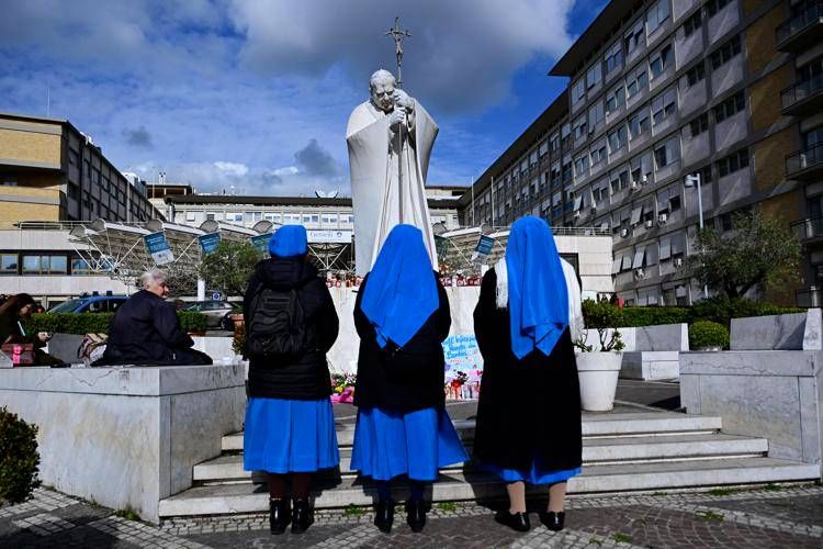 Papa, Vaticano: "Crisi isolata di broncospasmo, vomito e repentino peggioramento quadro respiratorio"