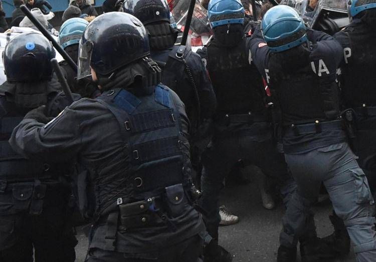 Polizia durante una carica - Fotogramma