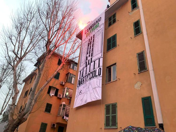 Il lenzuolo viene srotolato da uno dei palazzi di via Molfetta (Foto Adnkronos)