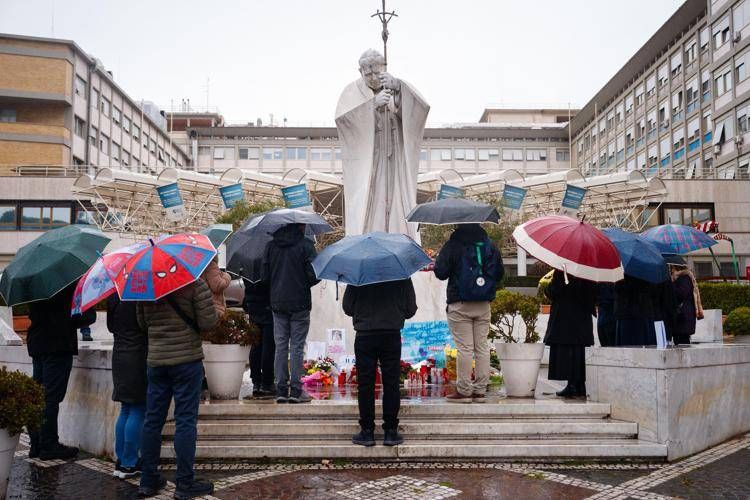 Persone in preghiera al Gemelli (Afp)