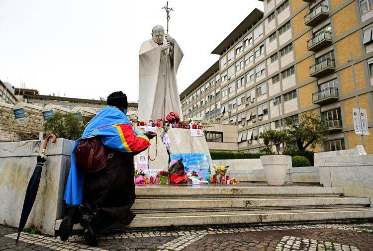 Preghiere per il Papa al Gemelli - Afp