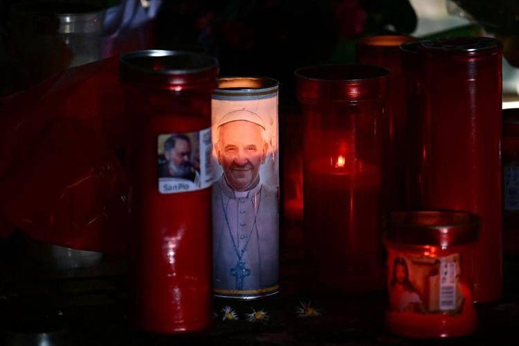 Ceri per Papa Francesco questa sera al Gemelli - Afp