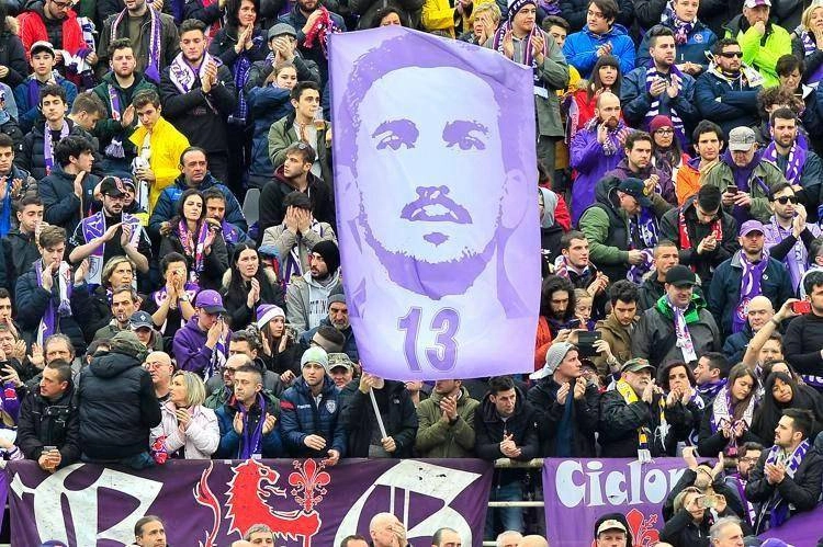 Ricordo di Davide Astori sugli spalti (Fotogramma)