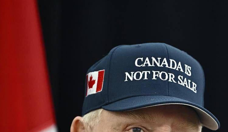 Il berretto con messaggio dal Canada a Trump - Fotogramma /Ipa