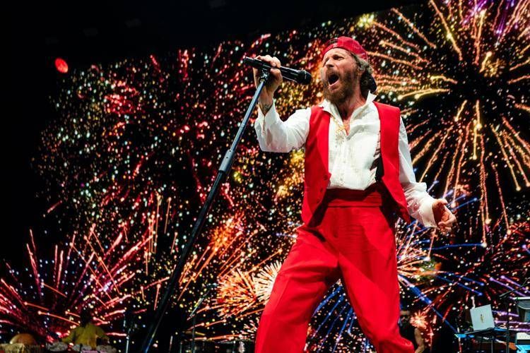 Jovanotti sul palco di Pesaro (foto di Michele Maikid Lugaresi)