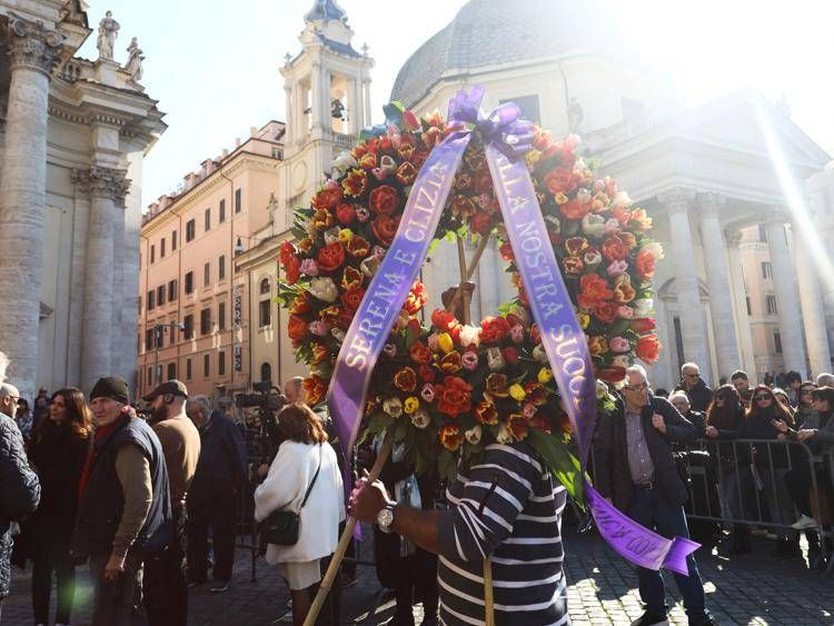 La folla e i fiori al funerale di Eleonora Giorgi - Fotogramma