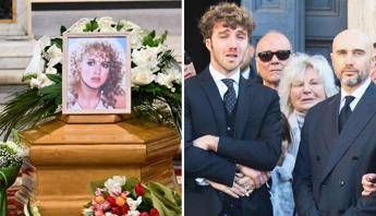 Eleonora Giorgi, il funerale tra applausi e lacrime. Bara in chiesa su note dei Pink Floyd