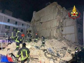 Crollo palazzina a Bari, donna estratta viva dalle macerie