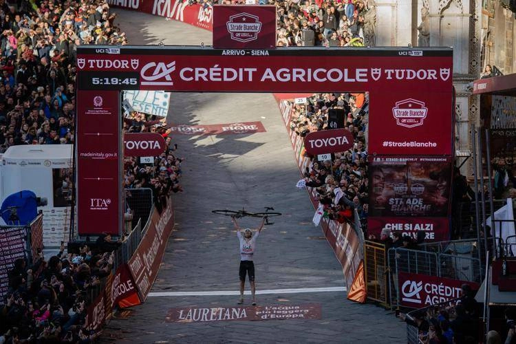 Ciclismo, Strade Bianche apre sabato la stagione dei big. Pogacar punta al tris