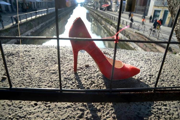 Scarpa rossa simbolo dei femminicidi - Fotogramma