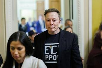 Musk spaventa l'Ucraina, poi il dietrofront: "Non spengo Starlink"