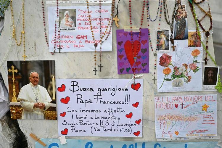 Biglietti e rosari per Papa Francesco al Gemelli - Afp