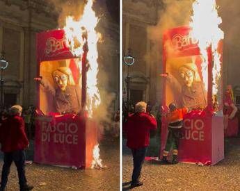 Fantoccio di Giorgia Meloni bruciato al 'Carnevale liberato' di Poggio Mirteto. Sindaco: "Solo satira"