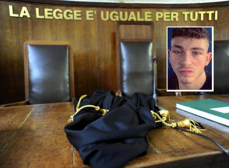 Aula di tribunale, in alto la vittima Thomas Bricca 