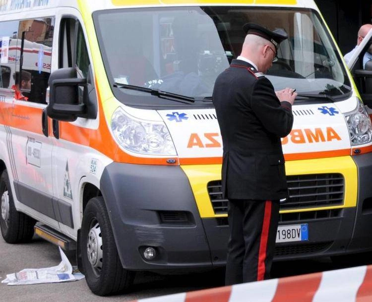 uAmbulanza e carabinieri (Fotogramma/Ipa)